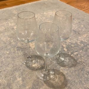 3 white wine glasses